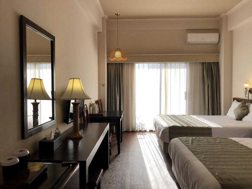 Holiday Saipan Hotel Exterior photo